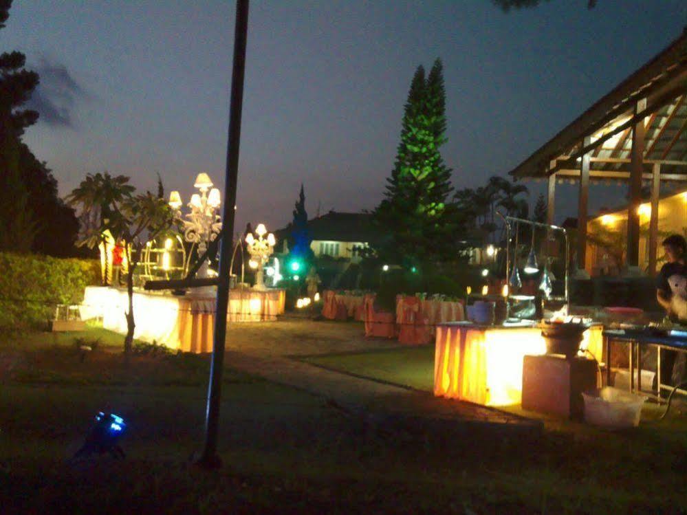 Hotel Indah Palace Tawangmangu Exterior photo