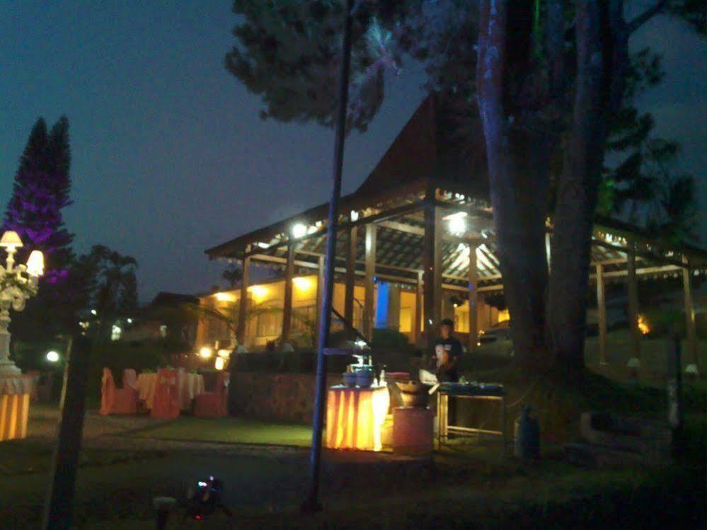 Hotel Indah Palace Tawangmangu Exterior photo